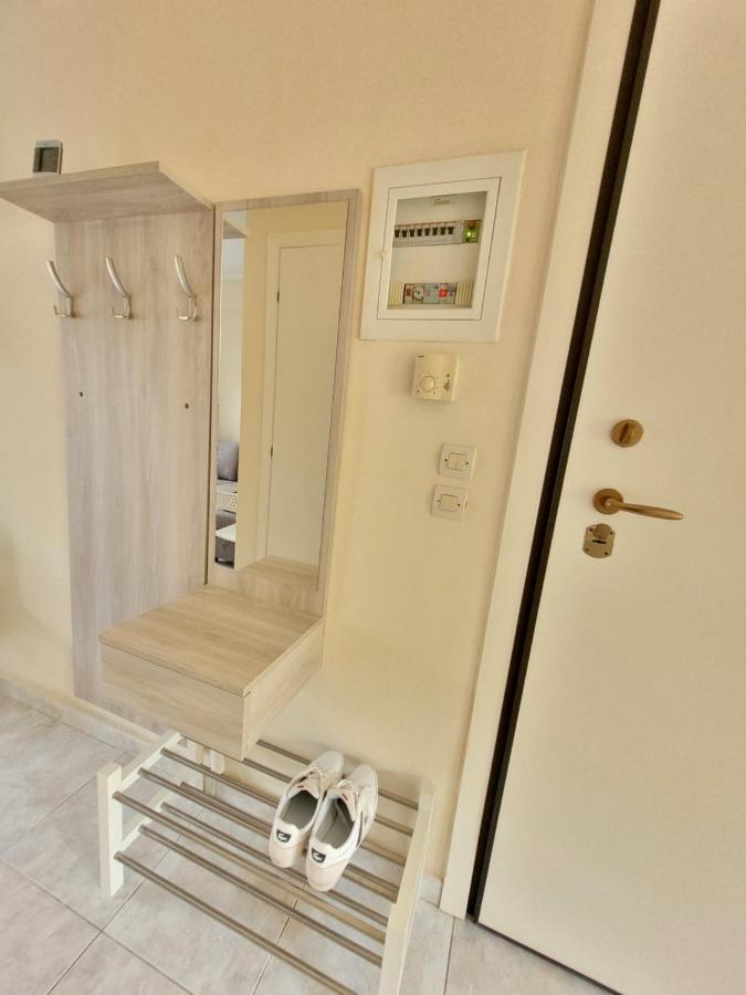 Anris & Dianas Dom - In A Quiet Part Of The Center Appartement Kallithea  Buitenkant foto